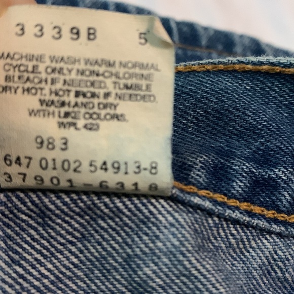 Vintage Levi’s Blue Jean 2” Inseam Hot Short Button Fly size 5 Juniors Womens - Picture 7 of 9